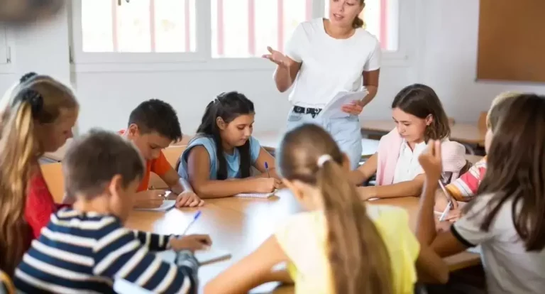 Você ainda está explicando do zero? Veja como a IA está acabando com o professor explicador