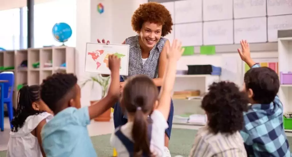 Metodologia do ensino de geografia: livro e globo terrestre simbolizando o aprendizado de mapas e espaços geográficos.