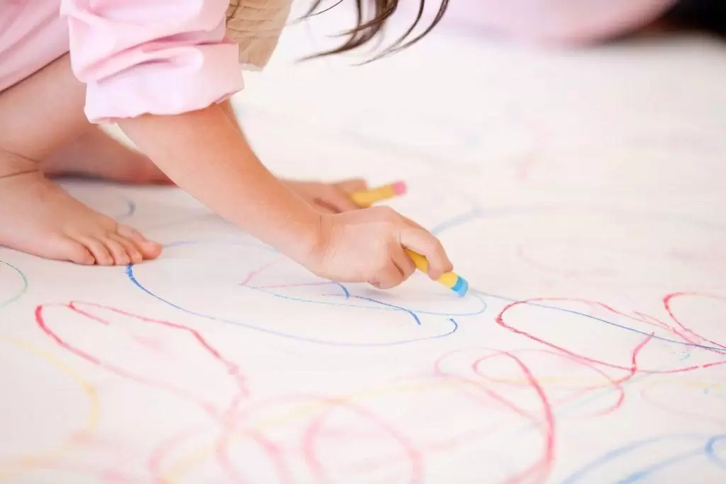 Crianças explorando materiais artísticos, refletindo a abordagem Reggio Emilia na Educação Infantil.